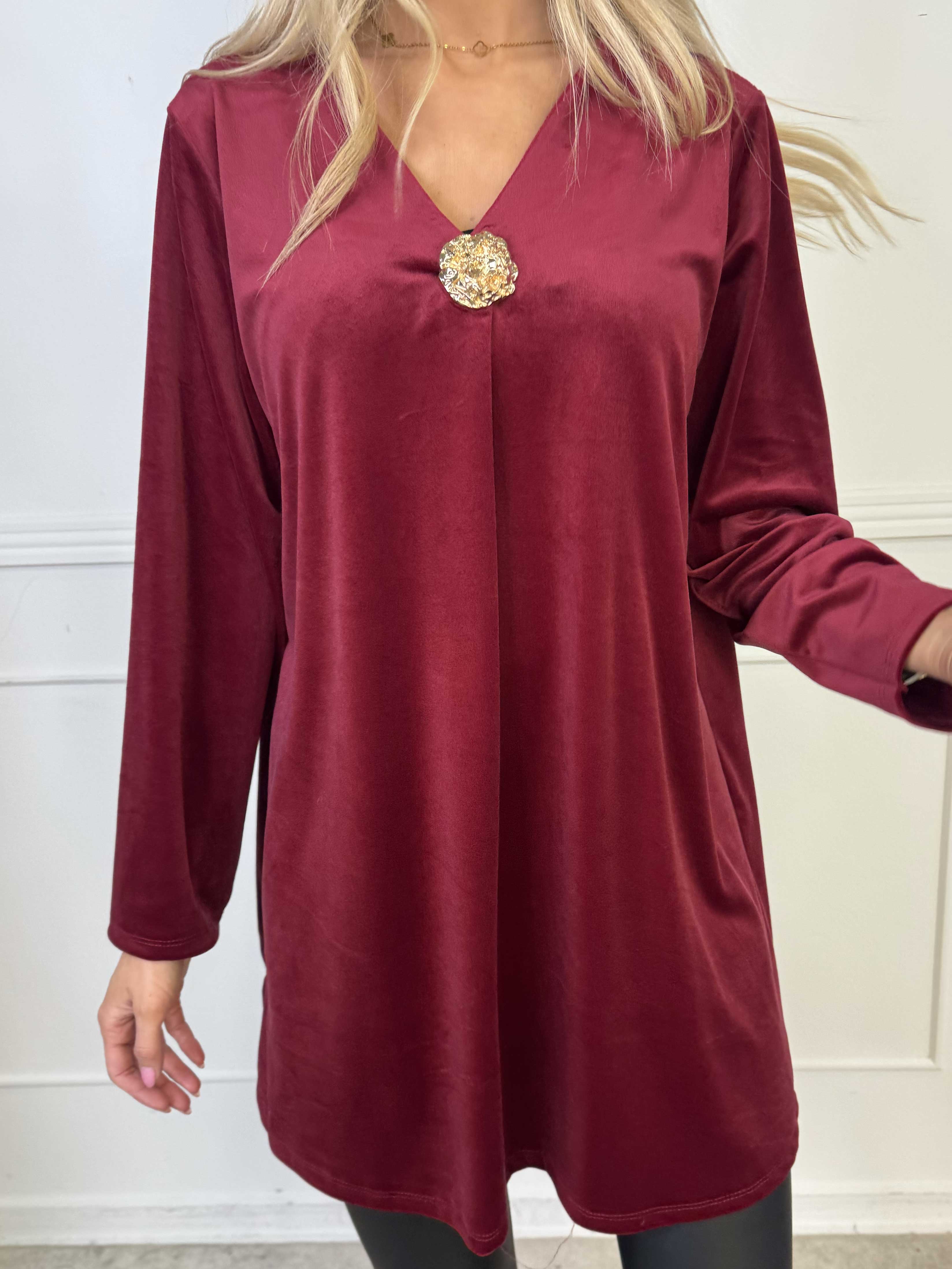 Ylva - Blød tunikakjole i velour med guld broche